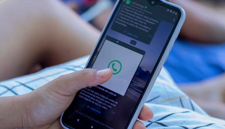 Não é novidade que desde que a nova era digital se tornou predominante em todo o planeta, a preocupação com a exposição de dados se tornou significativamente maior. Para os pais, a exposição de seus filhos aos conteúdos sem restrições é, atualmente, algo ainda mais preocupante. Para colaborar com esta proteção contra menores, o aplicativo de mensagens WhatsApp estabeleceu uma idade mínima para acessar a plataforma. Saiba mais detalhes abaixo.