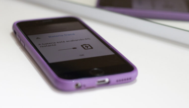 Descubra por que é fundamental evitar carregar o celular em seu veículo
