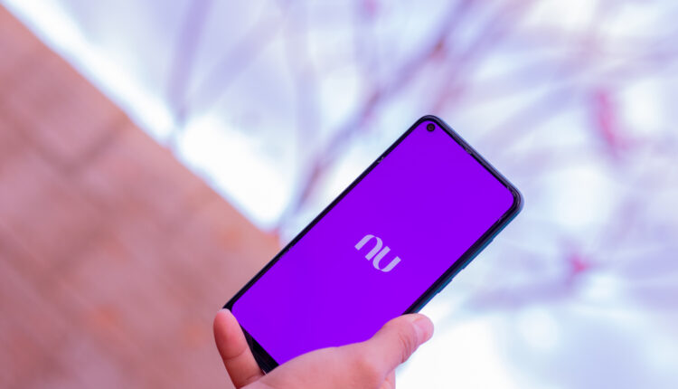 Brasileiros têm se beneficiado do universo digital e tudo o que ele oferece para garantir uma fonte de renda extra ou até mesmo principal. Nos últimos tempos, apps e sites de apostas têm feito sucesso e até mesmo jogos que prometem lucros viraram tendência. No entanto, o nome do Nubank, considerado o maior banco digital da América Latina, tem sido envolvido em tais práticas e a própria instituição recomenda cautela. Acompanhe a leitura abaixo e saiba todos os detalhes.