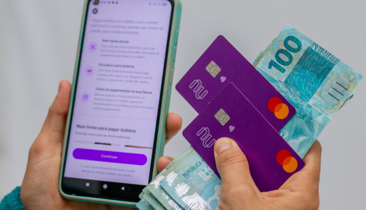Se há uma coisa que o Pix e o banco digital Nubank têm em comum é a rapidez e a praticidade de seus serviços. Mas tudo o que é bom certamente pode melhorar, e, pensando nisso, a fintech anunciou a disponibilidade do 'Pix Fiado' aos seus clientes, permitindo que seus correntistas paguem a transação por crédito. Continue lendo, logo abaixo, e aprenda como funciona.