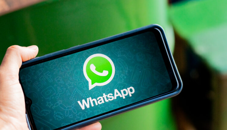Dezembro já está próximo e o último mês do ano certamente é lembrado pelas festividades do Natal e Réveillon. No entanto, se você gosta de se aprofundar no espírito natalino e deseja utilizar seus apps preferidos para enviar aquela mensagem especial, o WhatsApp acaba de lançar três recursos que podem ser de grande ajuda para cumprir a missão. Acompanhe a leitura abaixo e saiba mais detalhes.