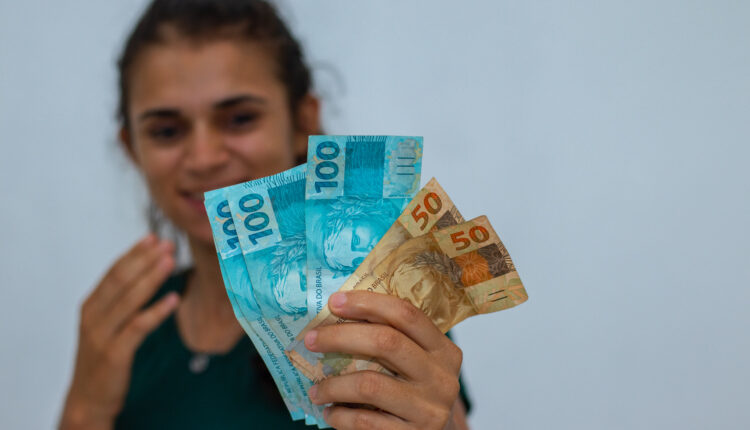 Enquanto o pagamento de um possível 13º salário para os beneficiários do programa de transferência de renda Bolsa Família segue indefinido, o abono natalino do auxílio social foi confirmado para 2023. Acompanhe a leitura, logo abaixo e confira o valor do benefício, além das datas do pagamento já confirmadas pelo governo.