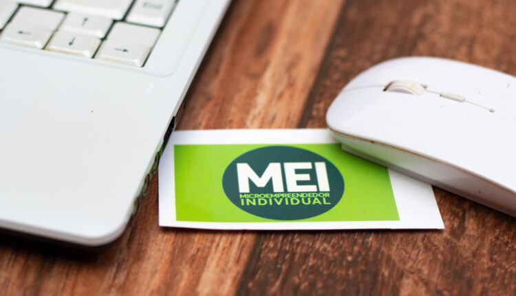 Para quem não tem um negócio altamente lucrativo ou simplesmente está dando os primeiros passos no ramo empresarial, se tornar um Microempreendedor Individual (MEI) pode ser uma escolha interessante por conta das inúmeras vantagens para aqueles que desejam empreender de forma mais simples e segura. Acompanhe a leitura a seguir e conheça as principais vantagens da categoria.