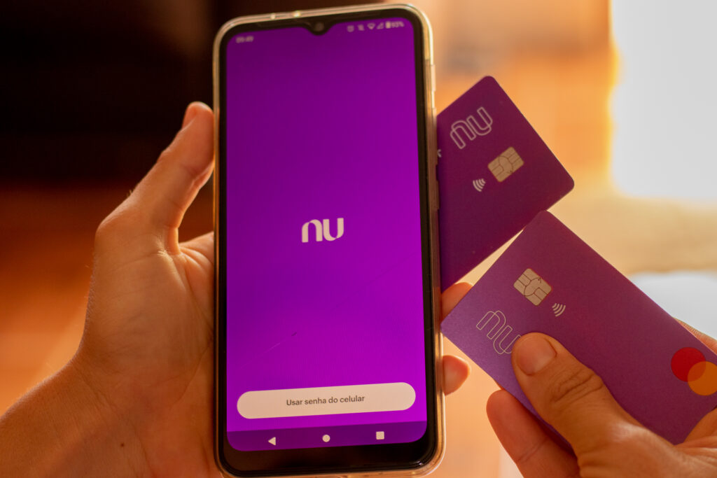 Conhecido como a fintech com o maior número de clientes na América Latina, o Nubank se destaca entre as instituições financeiras digitais por sua contínua busca por soluções inovadoras que visam o benefício de seus correntistas. Prova disso é a já conhecida ferramenta que permite ao usuário/cliente cumprir determinados requisitos e aumentar consideravelmente o seu limite. Quer saber como? Acompanhe a leitura abaixo. 