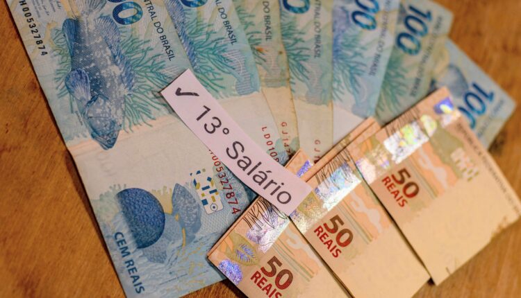 A primeira parcela do 13º salário está chegando! Veja mais informações sobre o abono