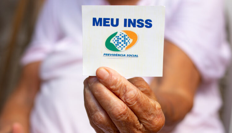 Todos os meses, quase 40 milhões de segurados do Instituto Nacional do Seguro Social (INSS) em todo o país aguardam a chegada dos valores de seus benefícios, sejam eles aposentadorias ou pensões. Além do pagamento tradicional, que ocorre entre os últimos dias úteis de um mês e os primeiros dias úteis do próximo, circulam rumores sobre a possibilidade de um 14° salário para os segurados. Continue lendo a seguir e saiba se de fato há previsão para o pagamento deste valor adicional.
