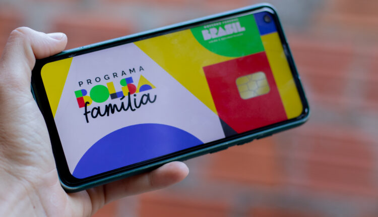 Com a volta do programa de transferência de renda Bolsa Família, mais de 20 milhões de famílias voltaram a receber um amparo financeiro mensalmente que tem sido decisivo para o sustento dos brasileiros e o combate à fome no país. No entanto, para garantir a continuidade no recebimento dos valores, o beneficiário deve conhecer os requisitos fundamentais do programa para não ser surpreendido com o bloqueio e até mesmo cancelamento dos pagamentos em 2024. Siga a leitura e saiba mais detalhes.
