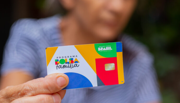 O programa de transferência de renda Bolsa Família atende, mensalmente, mais de 20 milhões de brasileiros, garantindo um amparo financeiro que ajuda grupos familiares em seu sustento, seja na compra de alimentos, como despesas com medicamentos e demais necessidades. No entanto, desde a revisão constante do programa, muitos beneficiários têm se queixado do não recebimento dos valores devidos. Continue lendo a seguir e entenda o que pode ocasionar na ausência de repasses para um indivíduo.