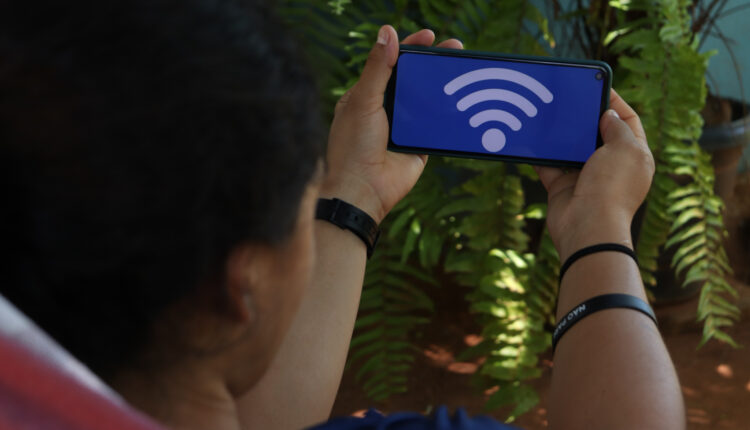 Entenda os benefícios de desligar o Wi-Fi quando estiver na rua.