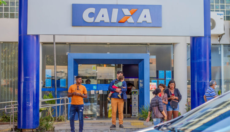 O penúltimo mês de 2023 literalmente acabou de começar e já terá um feriado em seu segundo dia útil, o Dia de Finados, que acontece na próxima quinta-feira (2). Como é de costume dos brasileiros, muitos aproveitam feriados próximos do final de semana para 'enforcar', enquanto outros se preocupam em antecipar compromissos antes de uma viagem, pois muitos estabelecimentos não funcionarão. Siga a leitura abaixo e entenda quando bancos voltam a oferecer serviços.