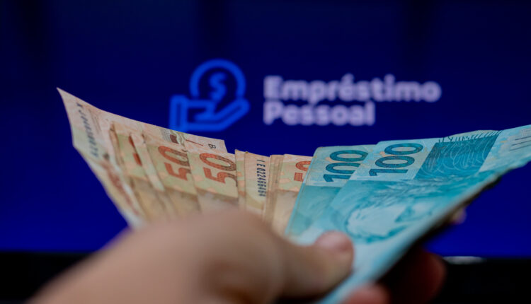 Em um cenário onde a obtenção de um simples empréstimo pode ser uma jornada desafiadora, especialmente no Brasil, a população negra enfrenta obstáculos ainda mais significativos. No entanto, uma fintech, implementada há pouco mais de seis anos, surge como um agente de transformação, prometendo reescrever essa realidade desigual no país. Siga a leitura para explorar em detalhes essa inovadora iniciativa.