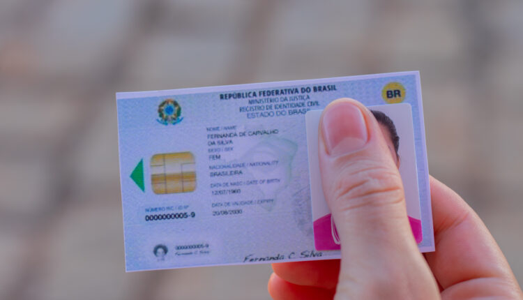 Enquanto 15 estados brasileiros ainda não oferecem disponibilidade para produzir a Carteira de Identidade Nacional (CIN), popularmente conhecida como