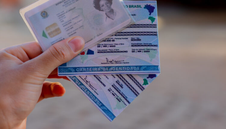 A Carteira de Identidade Nacional (CIN), também chamada de novo RG, estabelece o CPF como o único e suficiente número de identificação do cidadão nos sistemas de serviços públicos. Apesar de 11 estados já disponibilizarem a concessão do novo documento, dezenas de regiões ainda não dispõe do serviço e, por consequência, receberam um prazo do governo federal para que pendências sejam regularizadas. Saiba mais detalhes na leitura abaixo.