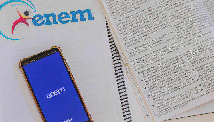 Faltando apenas três dias para o início das provas do Exame Nacional do Ensino Médio (Enem) 2023, os candidatos seguem nos últimos preparativos para o grande dia, seja reforçando seus conhecimentos nas disciplinas que serão testadas, seja com o planejamento ideal para que tudo saia dentro do esperado e o resultado final seja a tão aguardada aprovação. Se você ainda possui alguma dúvida quanto aos melhores caminhos a seguir, siga a leitura e confira algumas dicas.
