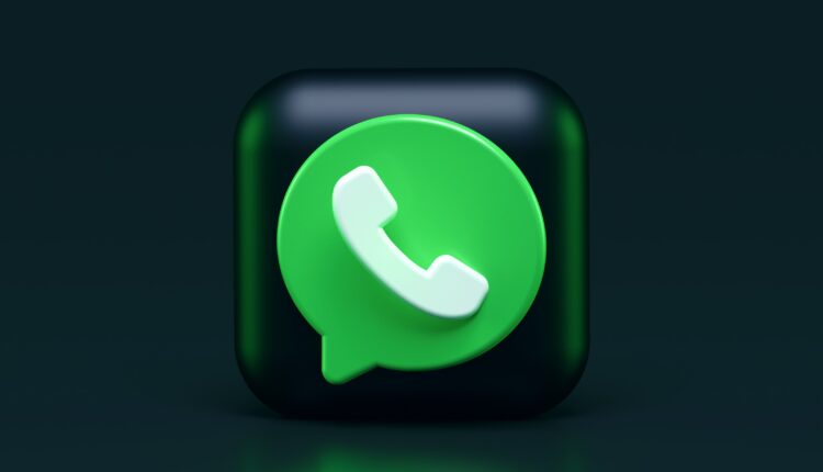 O ano de 2023 segue marcando história para os usuários do app WhatsApp por conta das constantes atualizações que a plataforma tem implementado, mostrando estar atenta aos pedidos dos heavy users. No entanto, uma novidade que está em fase de testes promete ser um divisor de águas ao oferecer a oportunidade de interagir com recursos alimentados por Inteligência Artificial. Entenda mais detalhes a seguir.