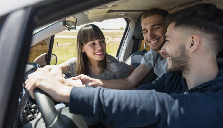A legislação de trânsito tem implementado novas regras que demandam mais atenção de motoristas que não desejem ser surpreendidos por desagradáveis e pesadas multas. No entanto, existem outras irregularidades cometidas pelo passageiro e que pode recair diretamente no condutor do veículo. Acompanhe a leitura, logo abaixo, e entenda as sete práticas passíveis de penalidade, segundo as leis de trânsito.