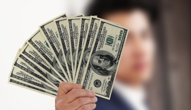 Se você precisa de uma renda extra, mas nunca se aventurou no mundo dos investimentos, eis uma novidade: você pode garantir um bom dinheiro investindo em dólar. Ficou curioso? então siga a leitura, logo abaixo, e conheça três preciosas dicas, de acordo com especialistas, para investir certo na moeda norte-americana e ter lucro garantido.