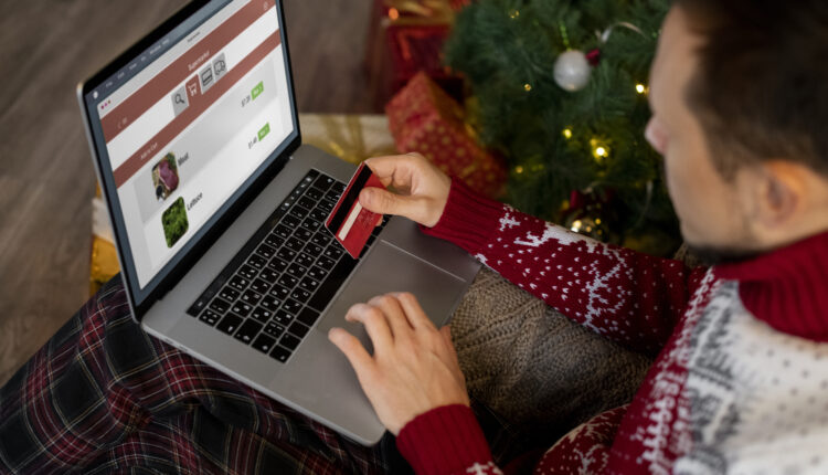 O Natal, comemorado todo dia 25 de dezembro é, para a maioria das pessoas, a data mais importante do ano. A data é perfeita para a tradicional reunião de familiares, o que acaba criando belas e inesquecíveis lembranças. Além disso, a celebração também é uma data propícia para quem tem um comércio ou para quem procurar obter ganhos extras . Se você busca por essa renda a mais, siga a leitura e conheça 11 maneiras para turbinar seus ganhos natalinos.