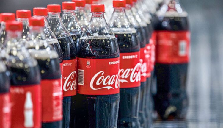 Em um cenário onde a consciência ambiental se torna prioridade global, as empresas Coca-Cola, Nestlé e Danone, gigantes do setor alimentício, estão enfrentando não apenas a pressão do público, mas também investigações rigorosas para garantir alinhamento de declarações e práticas com princípios sustentáveis, após suspeitas confirmadas de práticas de greenwashing. Siga a leitura abaixo e entenda.