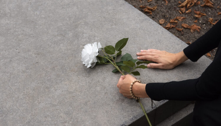 O auxílio funeral do Instituto Nacional do Seguro social (INSS) segue como uma rede de suporte essencial em momentos difíceis, se adaptando ao longo dos anos para atender às necessidades específicas de quem enfrenta a perda de um ente querido. No entanto, existem requisitos específicos para se ter direito ao benefício social. Continue a leitura abaixo e saiba mais detalhes.