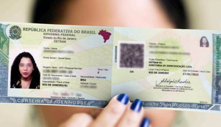 Segundo dados fornecidos do Ministério da Gestão e Inovação, já foram emitidas aproximadamente 2 milhões de novas carteiras de identidade até o momento. No entanto, o governo resolveu aumentar o prazo para a disponibilidade do novo RG até 2024. Essa prorrogação atende a uma solicitação dos estados, conforme informado pelo Ministério. Siga a leitura abaixo e saiba mais detalhes.