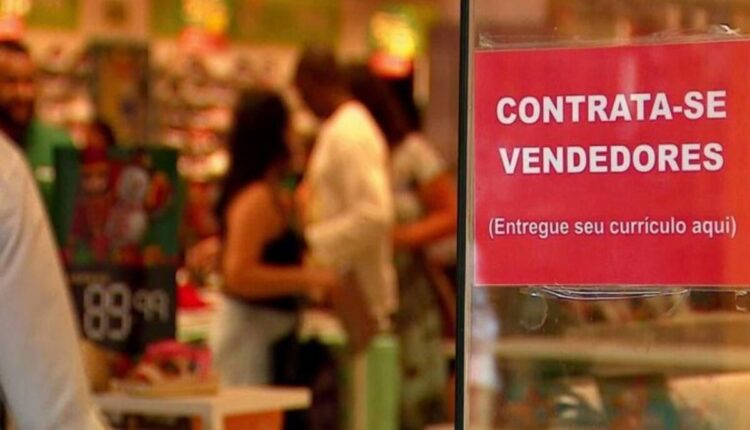 Segundo informações fornecidas pela Associação Brasileira do Trabalho Temporário (Asserttem), a indústria desponta como protagonista desse movimento no final do ano, contribuindo com 55% das novas contratações. Na sequência, o setor de serviços assume uma fatia significativa, representando 30%, enquanto o comércio representa 15% desta média, com estimativa de abertura de 110 mil novas vagas temporárias para os períodos festivos dos três próximos meses.