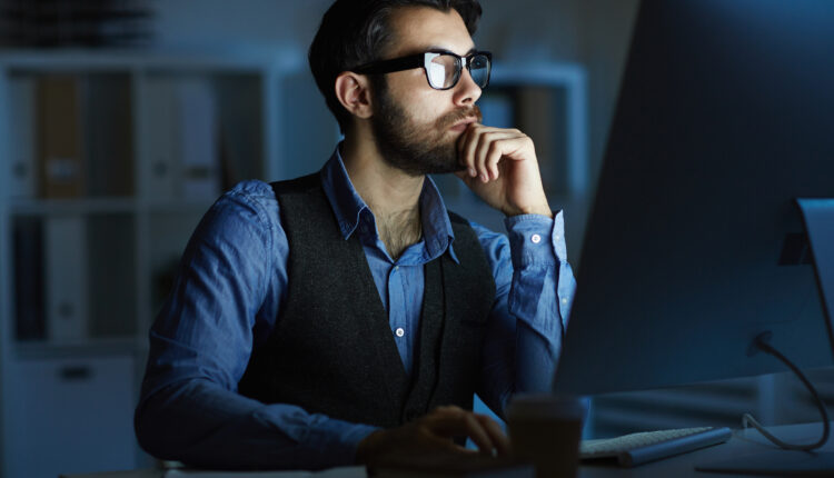 Após pesquisa aplicada pela Robert Half no segundo semestre de 2023, com a participação de 500 executivos brasileiros e 1.500 profissionais qualificados, foi divulgado nesta terça-feira (7), o Guia Salarial 2024 com informações importantes sobre remuneração e tendências de recrutamento para o próximo ano em oito áreas de atuação. Continue lendo a seguir e saiba quais profissões são consideradas as mais lucrativas.
