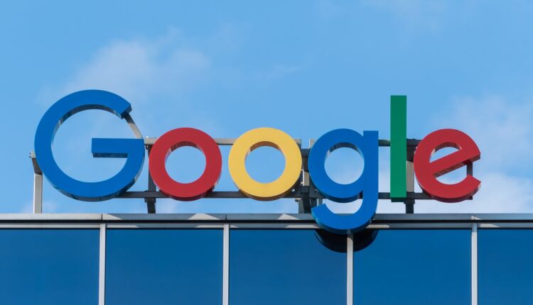 No universo do Google, nem tudo são vitórias, e os erros cometidos pelo gigante das buscas são prontamente eliminados. Juntando apps, serviços e hardware, o Google já descontinuou 146 produtos desde 2006, data de início da trajetória de uma das maiores empresas da era tecnológica do mundo. Para manter o registro vivo, existem cemitérios online que nos fazem voltar no tempo. Acompanhe a leitura abaixo e saiba mais.