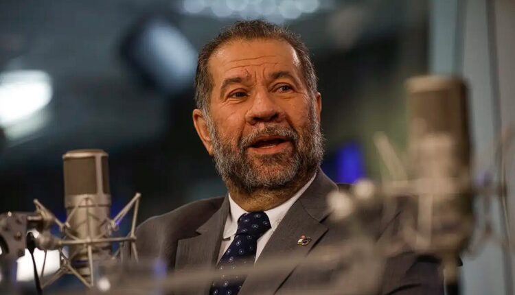Conhecida pela morosidade no tempo de análise dos milhões de pedidos de benefícios do Instituto Nacional do Seguro Social (INSS), a fila de espera que já ultrapassa a casa de 1 milhão de contribuintes aguardando resposta às solicitações de aposentadorias e pensões deve diminuir em breve, segundo o ministro da Previdência Social, Carlos Lupi. Continue a leitura abaixo e entenda o que deve mudar.