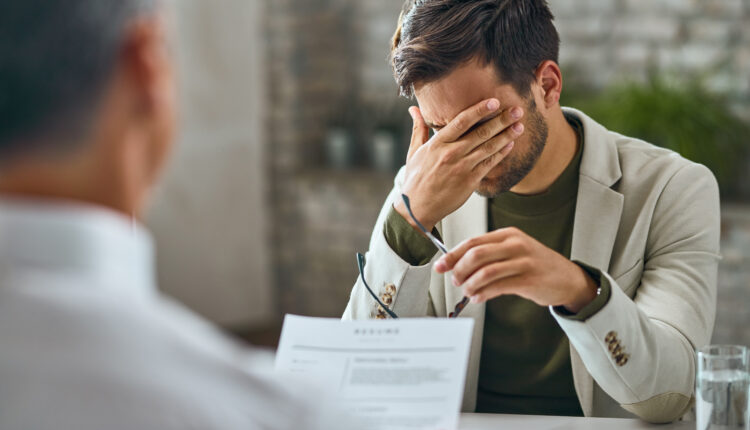 Todos os anos histórias parecidas se repetem com uma nada impressionante frequência: um trabalhado é demitido após se ausentar de seu trabalho por conta de alguma doença, mesmo que esteja de posse do atestado médico. Mas afinal, o empregador realmente pode demitir seu colaborador em condições como esta? O que diz a legislação trabalhista sobre este assunto? Prossiga a leitura abaixo e saiba todos os detalhes.