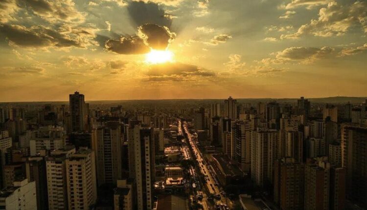 Enquanto muitos brasileiros ainda estão se preparando para voltar à rotina pós-feriado de Finados, algumas regiões do país enfrentam variações climáticas que certamente podem ajudar ou atrapalhar no dia à dia de cada um de nós, seja com chuva, frio ou variações de umidade. E, para não sair desprevenido no primeiro dia útil da semana, acompanhe a leitura abaixo e confira a previsão para boa parte do Brasil.