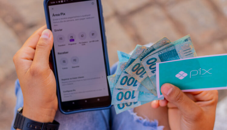 Desde sua implementação em 2019, o Pix segue como a modalidade de transação financeira instantânea mais popular do país. No entanto, algumas instituições financeiras têm ido mais além do que uma simples transferência à vista e passaram a oferecer a possibilidade do parcelamento desta modalidade financeira. Continue a leitura a seguir e conheça sete aplicativos que oferecem o serviço.