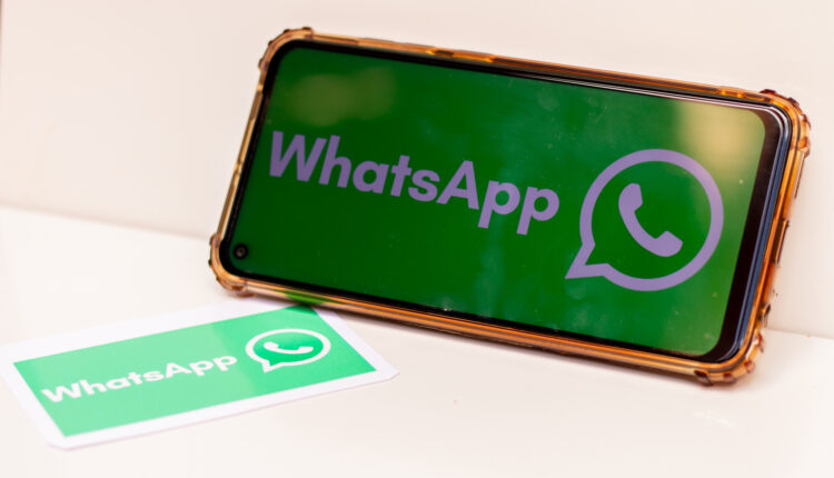 Os celulares se tornaram uma extensão do nosso corpo na mais que predominante era digital. Através deles e de seus recursos inovadores, apps como o WhatsApp, por exemplo, são usados não apenas para interações sociais como para reuniões de negócios. Dentro disso, é determinante saber se seu aparelho não está velho demais para 'rodar' certos aplicativos. A seguir, conheça 17 smartphones que deixarão de receber suporte da plataforma de mensagens da Meta.