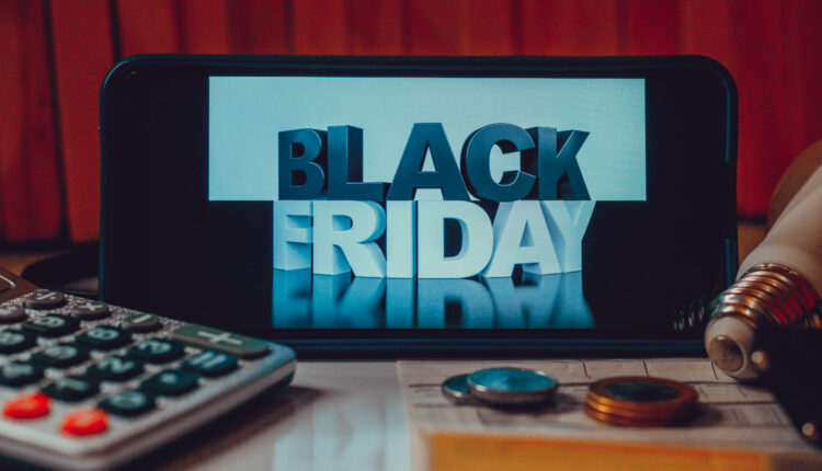 Uma das datas mais aguardadas do ano está chegando, a Black Friday! Muitas pessoas esperam o ano todo para fazer as suas compras com descontos imperdíveis. Neste sentido, será que vale a pena comprar um celular na Black Friday?