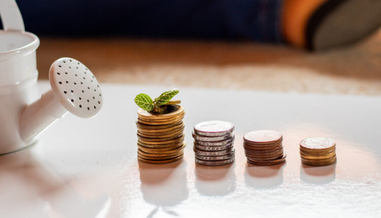 Seja qual for a sua profissão ou quanto você ganha mensalmente, guardar dinheiro pode ser um hábito eficaz se o intuito é garantir um futuro para seus filhos ou até mesmo ter uma boa reserva para emergências financeiras inesperadas. Mas como fazer isso de forma regular, todos os meses? Acompanhe a leitura abaixo e conheça cinco dicas valiosas para poupar com inteligência e rapidez.