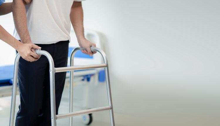 Prótese neural devolve a capacidade de andar a paciente com Parkinson, após 25 anos
