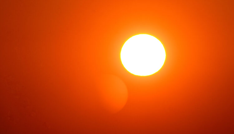 A forte onda de calor que tem castigado os brasileiros chegou na última semana e deve se manter no país, segundo o Instituto Nacional de Meteorologia (Inmet) que prevê a continuidade de altas temperaturas nos próximos sete dias, exigindo uma atenção redobrada para evitar problemas de saúde decorrentes desse cenário. Siga a leitura abaixo e saiba as principais recomendações para se proteger.