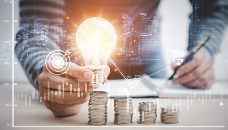 Na atual situação econômica do país, é inevitável que o brasileiro que não ganhe o salário com o valor dos sonhos busque por uma fonte de renda adicional, seja com um segundo emprego ou até se aventurando no mundo dos investimentos. E se você ganhasse R$ 1 mil mensais de lucro? Investindo da maneira certa e com uma ajuda de um especialista isto é possível. Continue a leitura e entenda mais.