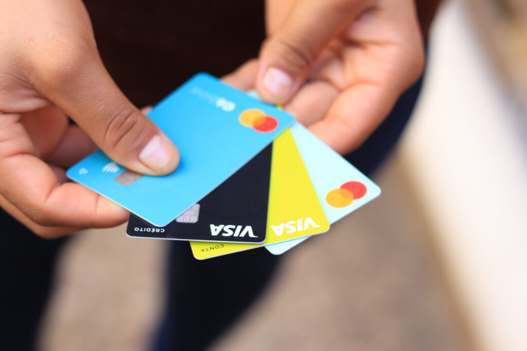 Existem principalmente dois tipos de cartões oferecidos a negativados: o cartão de crédito consignado e o pré-pago. ( Crédito: @jeanedeoliveirafotografia / noticiasdamanha.com.br)