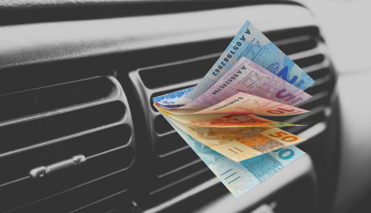 Motorista de app cobra R$ 50 para ligar ar-condicionado por 100 km Valor mínimo da cobrança informal é de R$ 5, sendo que cada quilômetro rodado faz o valor cobrado aumentar. Veja o que empresa responsável diz. Uber: Motoristas cobram taxa extra para ligar ar-condicionado em carros da modalidade X Uma advogada de São Paulo foi surpreendida, na última terça-feira (12), ao descobrir que um motorista da Uber cobrava uma taxa extra para ligar o ar-condicionado durante as corridas. A prática, que é ilegal, está se tornando cada vez mais comum entre motoristas da plataforma. A advogada Karina Bruno contou ao g1 que chamou um carro da modalidade X, que é a mais básica da Uber. O valor da corrida foi o mesmo que costuma ser cobrado para um carro da modalidade Comfort, que é mais cara e oferece carros com ar-condicionado. Aviso sobre preço par aligar ar-condicionado Ao entrar no carro, Karina se deparou com um comunicado pendurado no banco do carona. O texto dizia que o motorista cobrava uma taxa extra de R$ 0,50 por quilômetro rodado para ligar o ar-condicionado. O valor mínimo da taxa era de R$ 5. Ou seja, para rodar 100 km, o valor do ar ligado seria de R$ 50. “Eu me senti meio impedida de pedir para ligar o ar-condicionado”, disse Karina. “Se não tivesse mensagem nenhuma, talvez eu pedisse para ligar. É como se fosse para não pedir, foi como eu me senti. Eu não acho que devo pagar além do que o aplicativo está cobrando”, contou ao g1. Pagamento por PIX O comunicado ainda exibia a chave PIX do motorista, para receber os valores extras. Procurada pelo g1, a Uber disse que os usuários não devem aceitar cobranças realizadas fora da plataforma. “Essas cobranças representam violação ao Código de Conduta da Uber e podem levar à desativação da conta responsável”, afirmou a empresa. A Uber também explicou que não existe obrigatoriedade nem proibição para o uso do ar-condicionado durante as viagens, independentemente da modalidade. “A temperatura do veículo faz parte das preferências de viagem que podem ser combinadas mutuamente entre o motorista parceiro e o usuário para uma viagem confortável para todos”, disse a empresa. O que diz a lei? De acordo com o Código de Defesa do Consumidor (CDC), é ilegal cobrar taxas extras por serviços que já estão incluídos no preço do produto ou serviço contratado. No caso da Uber, o preço da corrida já inclui o uso do ar-condicionado. Caso o consumidor seja cobrado por uma taxa extra para ligar o ar-condicionado, ele pode registrar uma reclamação no Procon ou no Ministério Público. Como evitar cobranças extras? Para evitar cobranças extras por serviços que já estão incluídos no preço, o consumidor deve ficar atento aos seguintes detalhes: Leia atentamente os termos de uso do serviço antes de contratá-lo. Verifique se o valor cobrado pelo serviço está de acordo com o anunciado. Não aceite cobranças extras que não estejam previstas nos termos de uso do serviço. Em caso de cobrança indevida, o consumidor pode registrar uma reclamação no Procon ou no Ministério Público.