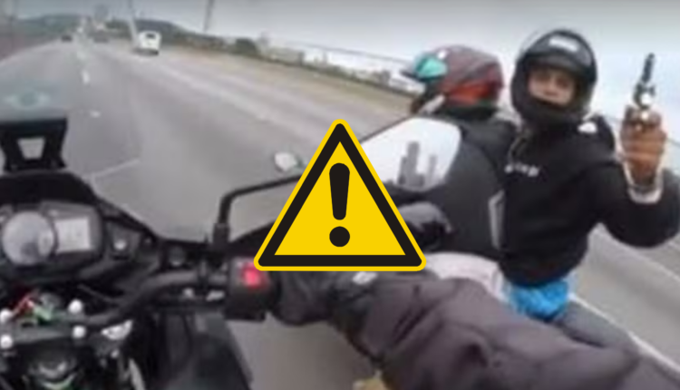 Vídeo mostra assalto em plena rodovia. Vítima teve moto levada por bandidos armados a 140 km/h.