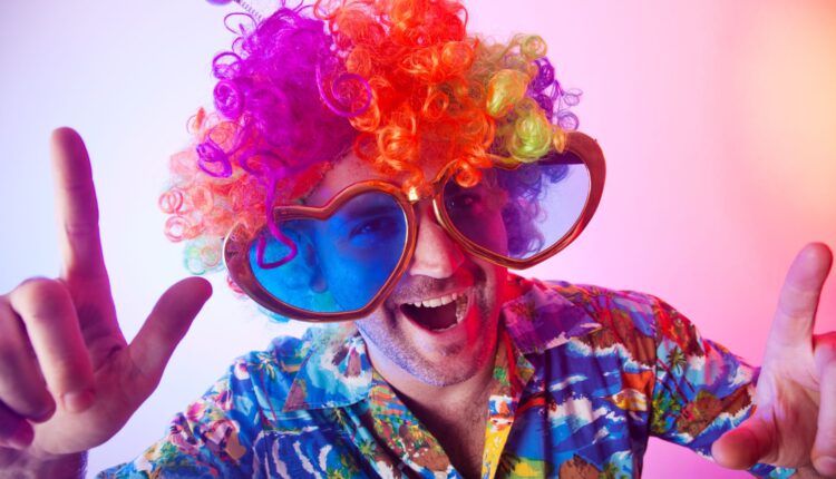 Como os signos do zodíaco se comportam em uma festa da firma no final do ano? Veja quem é você nesta lista inspirada no zodíaco.