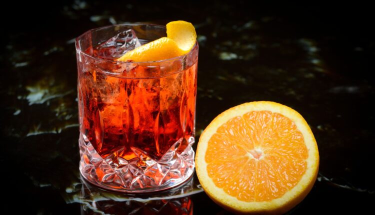 Negroni é uma a bebida clássica que combina amargor, doçura e acidez ao mesmo tempo. Aprenda como fazer essa verdadeira iguaria na sua casa.