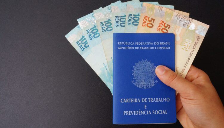 Entenda o que pode mudar no FGTS em 2024. Governo planeja alterar regra de saque muito apreciado pelos brasileiros.