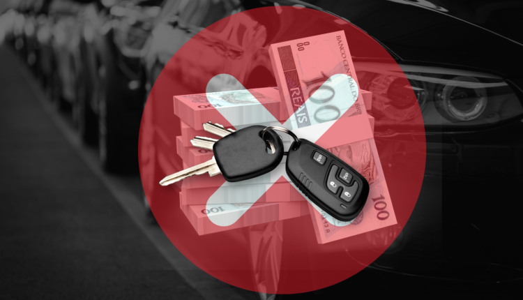 Isenção de IPVA para PcD: como funciona e quais são os critérios O IPVA, ou Imposto sobre a Propriedade de Veículos Automotores, é um tributo obrigatório que deve ser pago anualmente por todos os proprietários de veículos automotores no Brasil. No entanto, algumas pessoas têm direito à isenção total ou parcial do imposto, incluindo pessoas com deficiência (PcD). Como funciona a isenção de IPVA para PcD? A isenção de IPVA para PcD é regulamentada por lei em cada estado do Brasil. Em geral, os requisitos para ter direito à isenção são: Ser pessoa com deficiência física, visual, mental severa ou profunda, ou autista; Possuir o veículo adaptado para atender às suas necessidades; O veículo não pode ter valor superior a determinado limite, que varia de acordo com o estado. Quais são os critérios para a isenção de IPVA? Os critérios para a isenção de IPVA para PcD variam de acordo com o estado. Em geral, as pessoas com deficiência física devem apresentar laudo médico que comprove a necessidade de adaptação do veículo. Já as pessoas com deficiência visual devem apresentar carteira de habilitação especial. As pessoas com deficiência mental severa ou profunda e os autistas devem apresentar laudo médico ou parecer técnico que comprove a deficiência. Como solicitar a isenção de IPVA? Para solicitar a isenção de IPVA para PcD, é necessário entrar em contato com o órgão de trânsito do estado onde o veículo está registrado. O processo de solicitação varia de acordo com o estado, mas geralmente envolve a apresentação dos seguintes documentos: Documento de identidade; CPF; CNH ou documento equivalente; Laudo médico ou parecer técnico que comprove a deficiência; Comprovante de residência; Certidão de registro e licenciamento do veículo. Quais são os benefícios da isenção de IPVA para PcD? A isenção de IPVA é um benefício importante para pessoas com deficiência, pois representa uma economia significativa no orçamento familiar. O valor do IPVA varia de acordo com o estado e o valor do veículo, mas pode chegar a milhares de reais. A isenção do imposto também pode facilitar a aquisição de veículos adaptados, que são mais caros do que os veículos convencionais. A isenção de IPVA para PcD é um direito importante que pode ajudar a melhorar a qualidade de vida de pessoas com deficiência. Ao solicitar a isenção, é importante verificar os requisitos e o processo de solicitação estabelecidos pelo estado onde o veículo está registrado.