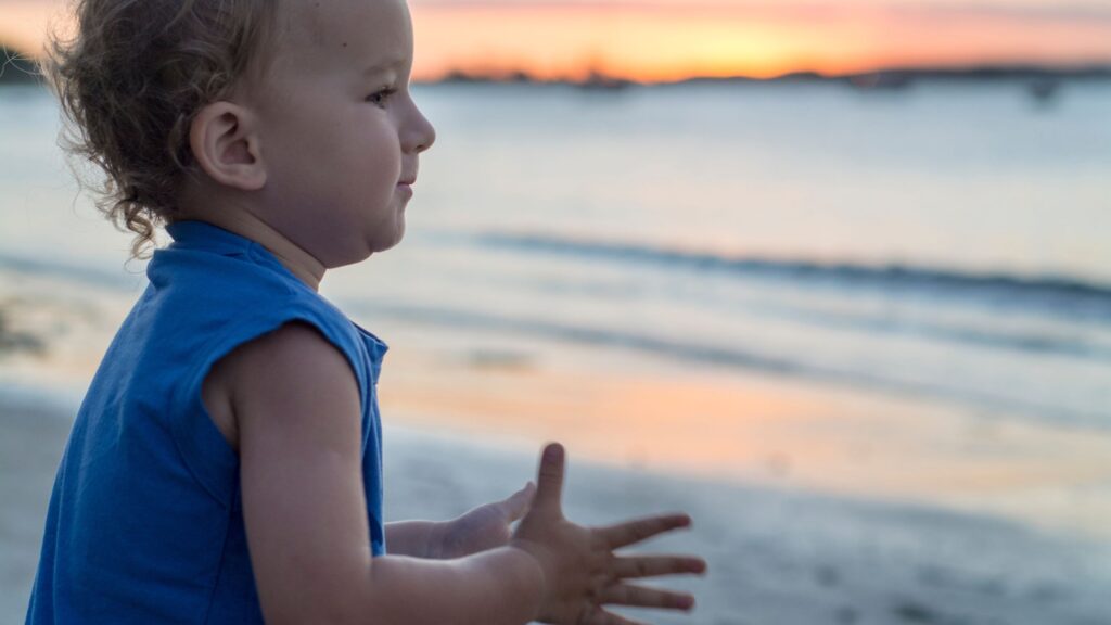 Descubra o significado de palmas na praia. Essa simples atitude pode salvar uma criança que está em situação de perigo no litoral.