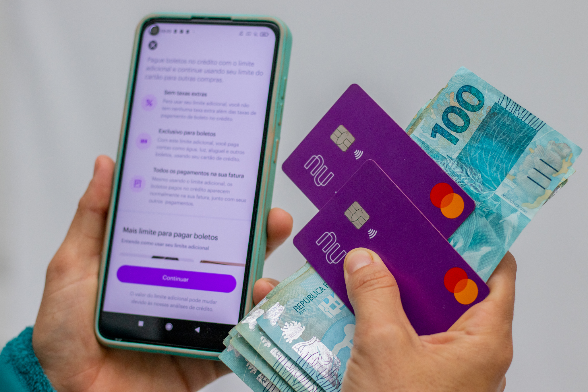 O banco digital Nubank, considerada a fintech de maior destaque da América Latina, segue proporcionando aos seus clientes produtos e serviços inovadores. Um dos grandes destaques é o Shopping Nubank, integrado ao aplicativo da fintech, que se destaca como uma plataforma de compras online com mais de 150 lojas parceiras, oferecendo aos clientes uma experiência única de descontos exclusivos. Acompanhe a leitura, logo abaixo, e saiba todas as vantagens da plataforma de compras.