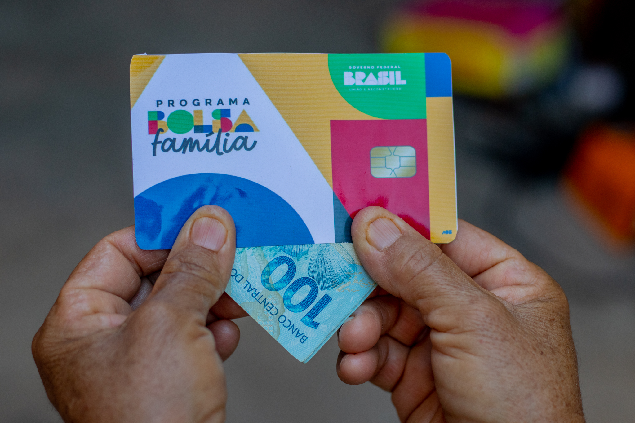 Desde a sua reimplementação no início de 2023, o programa de transferência de renda Bolsa Família tem sido fundamental no sustento de milhões de famílias em vulnerabilidade financeira todos os meses. No entanto, grupos familiares denominados como famílias unipessoais têm sido alvo de constantes revisões de seus cadastros, o que gera preocupação quanto a manutenção do auxílio social. Mas o que pode mudar para 2024? Saiba todos os detalhes, logo abaixo.