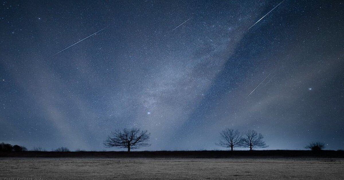 O ano de 2023 indiscutivelmente nos brindou com grandes espetáculos vindos do céu, como fenômenos lunares e belíssimos eclipses. No entanto, para quem está mais atento ao calendário espacial, é bom se preparar para o cenário hipnotizador da chuva de meteoros que acontece entre os dias 13 e 14 e é considerado um dos eventos astronômicos mais aguardados do ano. Siga a leitura e saiba mais.