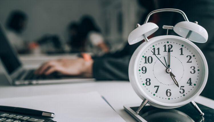 As horas extras oferecem a possibilidade de estender a jornada além do horário combinado entre o colaborador e a empresa de maneira legal. Nesse caso, o empregador deve remunerar o empregado de acordo com o tempo adicional trabalhado. Mas como realizar o cálculo de maneira correta para garantir que está recebendo o valor devido? Acompanhe a leitura, a seguir, e entenda mais detalhes.